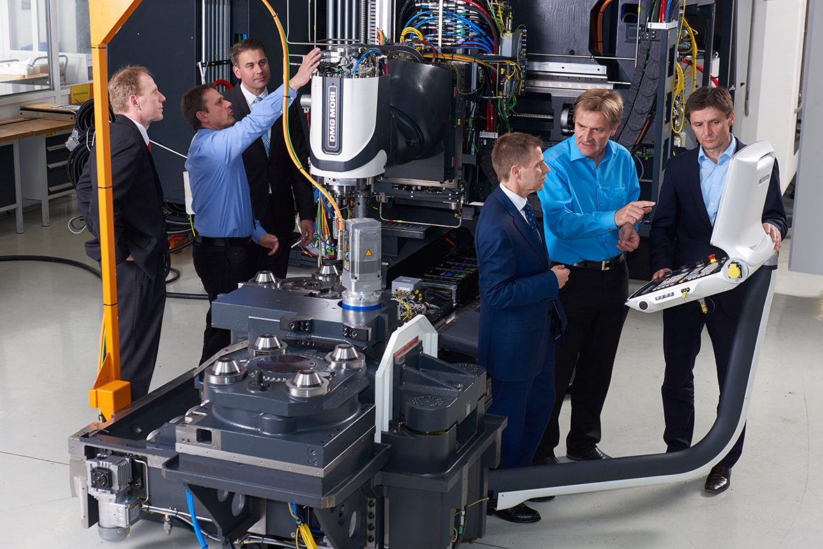 在一個(gè)實(shí)際投資項(xiàng)目中，舍弗勒和Deckel Maho Pfronten公司的專家開發(fā)出了&ldquo;機(jī)床4.0&rdquo;，利用現(xiàn)有生產(chǎn)技術(shù)與傳感器、云技術(shù)和數(shù)字化零部件的連接，向數(shù)字化生產(chǎn)目標(biāo)邁出了實(shí)質(zhì)性的一步。