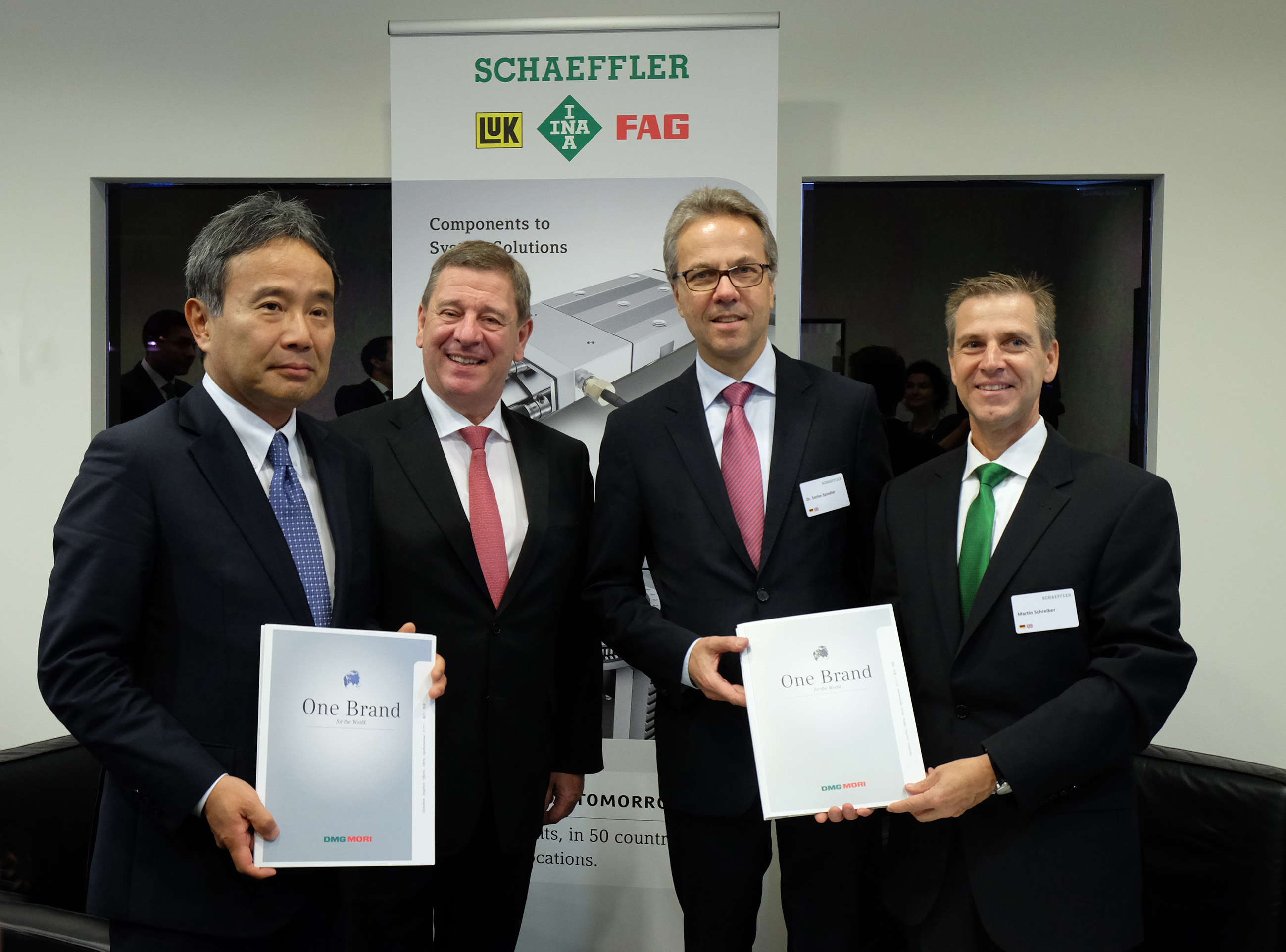 舍弗勒與德馬吉森精機簽署全球營銷協(xié)議。從左至右：德馬吉森精機有限公司首席執(zhí)行官森雅彥博士、德馬吉森精機股份有限公司首席執(zhí)行官呂迪格&middot;卡皮察博士、舍弗勒集團工業(yè)事業(yè)部首席執(zhí)行官斯特凡&middot;施平德勒博士、舍弗勒集團工業(yè)事業(yè)部制造機械事業(yè)部總裁馬丁&middot;施賴伯。