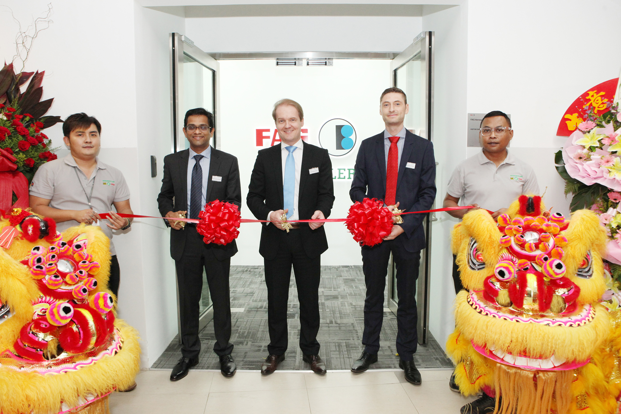 （從左至右）舍弗勒東南亞總裁拉瑪達(dá)斯&bull;切魯帕斯（Ramdas Cherupara），舍弗勒亞太區(qū)首席執(zhí)行官安德烈亞斯&bull;?？耍ˋndreas Schick）以及FAG航空航天新加坡公司總經(jīng)理馬蒂亞斯&bull;比格納（Matthias Biegner）在FAG航空航天（新加坡）有限公司的開業(yè)儀式上正準(zhǔn)備剪彩。